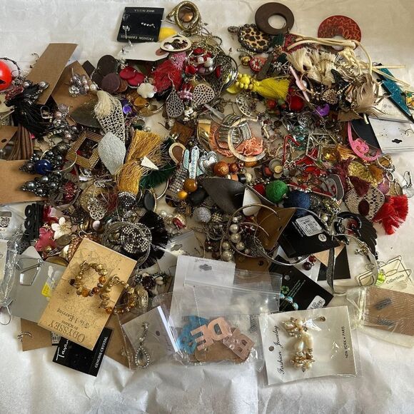 J404 Craft Bulk Bundle of Single & Broken Earrings - Picture 1 of 7